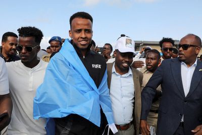 Somali World Cup ref held for 11 hours by Trump’s border police receives hero’s welcome at home and vows to return