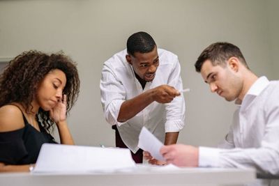 6 Things Men Do That Make Coworkers Uncomfortable