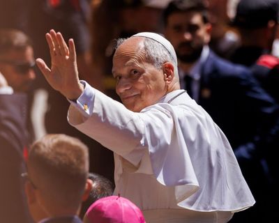 Crowds turn out in Barcelona for pope blessing Sagrada Família’s final tower