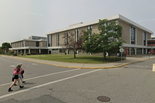 Mom interrupts mayor’s speech at high school graduation to accuse him of wrongdoing with her daughter