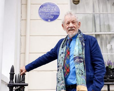 Laurence Olivier honoured with blue plaque unveiled by Ian McKellen