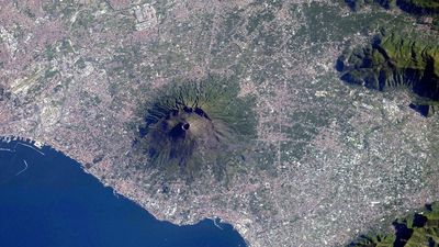 Astronaut shoots breathtaking aerial photographs of two of Europe's most iconic volcanoes in just one minute!