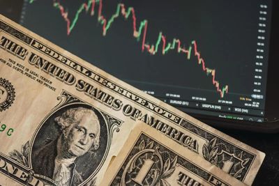 Dollar shaky as investors weigh rate outlook, Middle East worries
