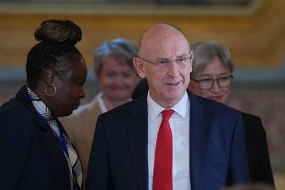 Defence secretary quits over armed forces funding