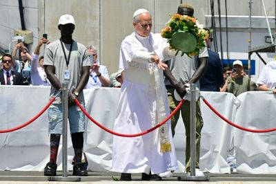 Pope condemns 'indifference' towards migrants on Canaries trip