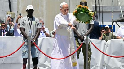 Pope casts flowers in sea in tribute to drowned migrants during Canary Islands visit