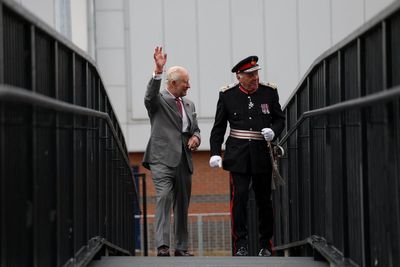 Impromptu walkabout by the King cheers crowds on rainy day