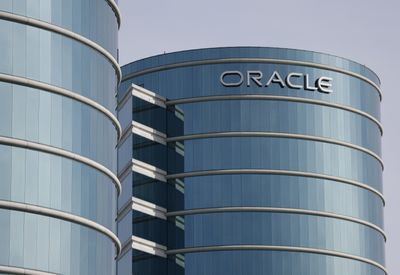 Oracle Shares Drop Sharply as Investors React to Large Capital Raise and AI Spending Plans