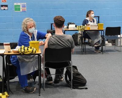 UK school leavers and new students to be offered meningitis B vaccine