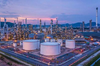 Refiners adjust sourcing as war rattles markets