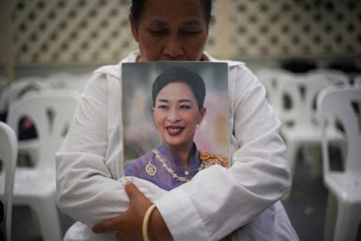 Mourners flock to hospital to pay respects to late princess