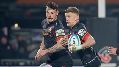 Chiefs rout Crusaders to reach fourth straight decider