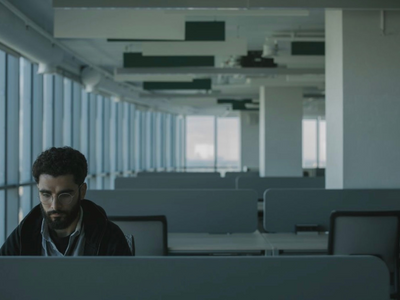 Psychology says the loneliest people in any workplace aren’t the struggling ones; they’re often the most reliably competent ones, because excellence can quietly teach everyone else to stop checking if they’re okay