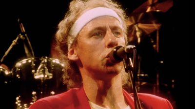 “Playing with your fingers has something to do with immediacy and soul. You’re absolutely in touch with what’s going on”: How Mark Knopfler combined sublime fingerpicking and Shakespearean tragedy in a Dire Straits classic