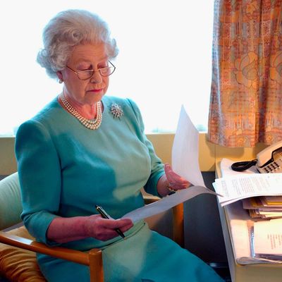 Queen Elizabeth Would “Often” Have A Late Start To Her Work Day—Especially On This “Annual” Vacation