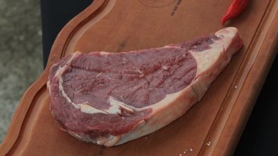 Texas steakhouse employee shares video of a raw ribeye served straight from the fridge after a customer requested it with no cooking whatsoever