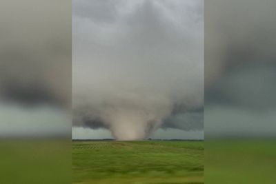 Video shows large tornado tearing through Illinois