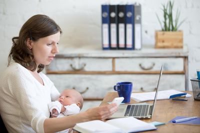 Momfluencers are co-parenting with AI. Is it better than a man?