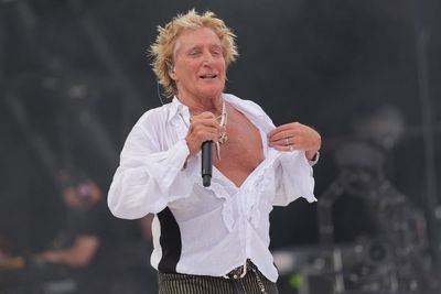 Rod Stewart sends message to fans after pulling out of California gig on medical grounds