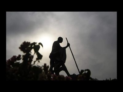 Quote of the Day of Mahatma Gandhi: 'In a gentle way, you can shake the world' - life motivation lesson from 'Father of the Nation' teaches us to face and fight thardships with a smile on face