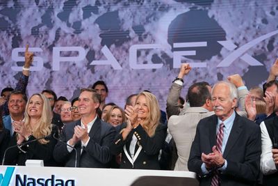 How Musk's tactics left investors clamoring for SpaceX stock and ignoring risks