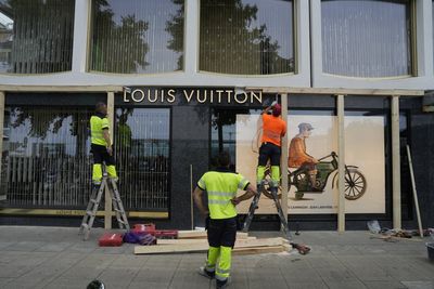 Downtown Geneva boards up as drastic security tightens ahead of anti-G7 protests