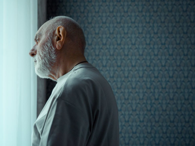 Psychology says the loneliest people in their 60s and 70s aren’t the ones who have lost a spouse: They’re often the ones surrounded by family and friends who quietly stopped knowing them