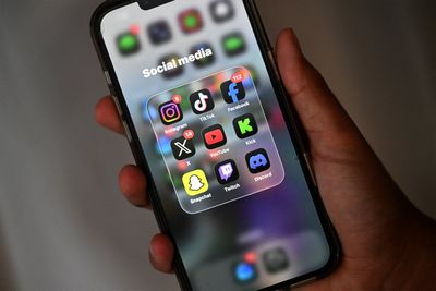 Starmer to unveil social media ban for under-16s