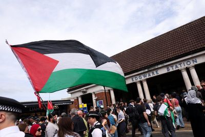 Protesters with Palestinian and Israeli flags clash outside synagogue