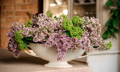 Petals & Roots: Creating an Abundant Table Design With Seasonal Flowers Is Easier Than You Think – Here Are My Pro Tips