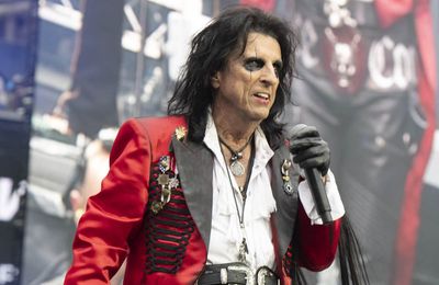Alice Cooper gifts signed album to man who handed in his lost credit card