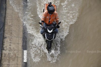 High-tide flood warning for 3 main roads, including major route south
