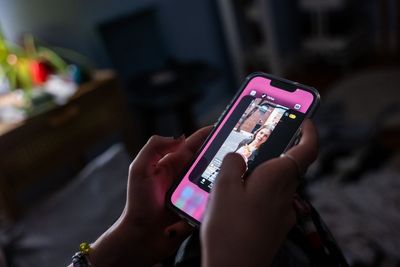 What are teenagers saying about the under-16s social media ban?