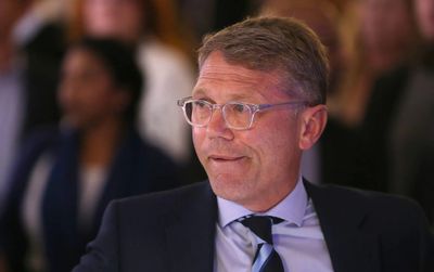 Minister still chats to broadcast chairs off-record, with no ‘little notebook’