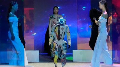 Humanoid robots join models at fashion show in Seoul