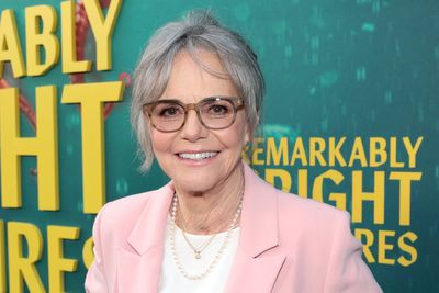 Sally Field opens up about working with icon Robert Mitchum