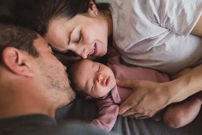 Psychology says parents who sleep with their infants and avoid cribs are often seeking more than convenience: The hidden emotional reasons some families choose the family bed