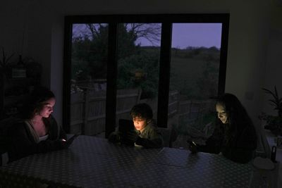 States Consider Screen Time Restrictions as New Study Finds 61% Higher Depression Risk in Children on Devices Over 4 Hours Daily