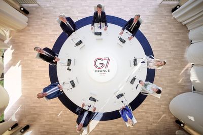 Trump looks awkward in bizarre aerial photo of grinning G7 world leaders