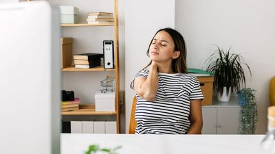 Two stretches a physical therapist wishes desk workers would do to ease chronic tech neck