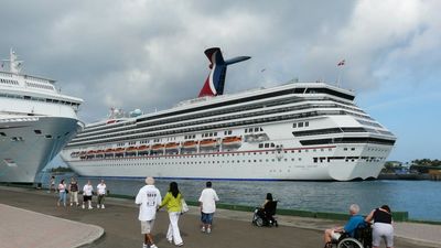 Carnival cruise passenger jumps off the pier in Cozumel on camera. Then crew tossed life preservers — and he refused them all
