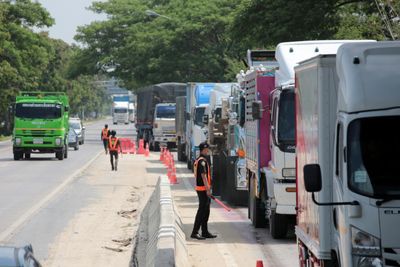 Electric trucks at low-carbon crossroads