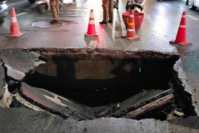 Bangkok sinkhole covered, traffic resumes