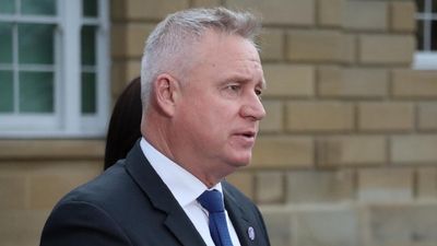 Premier faces censure motion after ministers' exits