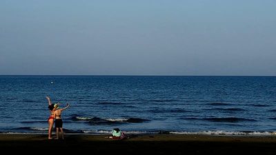 Which countries in Europe have the healthiest beach, lake and river water?