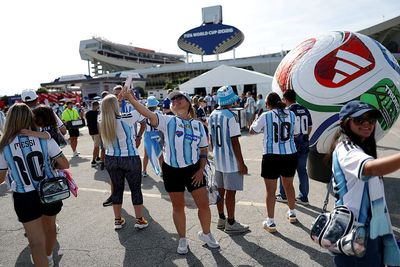 Who are the ITV commentators, pundits and presenters for Argentina vs Algeria?