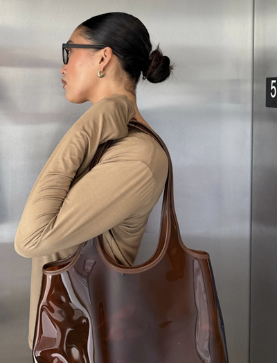 Jelly Tote Bag Fever: Why the 90s Fashion Revival Is Shaping Summer Trends 2026