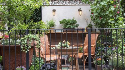 This Clever IKEA Planter Set Turns a Tiny Balcony Into a Productive Kitchen Garden – It's Even Perfect for Strawberries