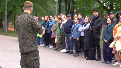 Polish civilians take army training course amid spectre of war with Russia