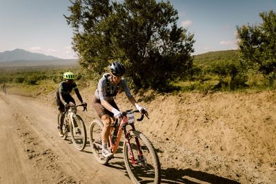 UCI Gravel World Series: Lawrence Lorot and Claudette Nyirarukundo sprint to victory at Safari Gravel